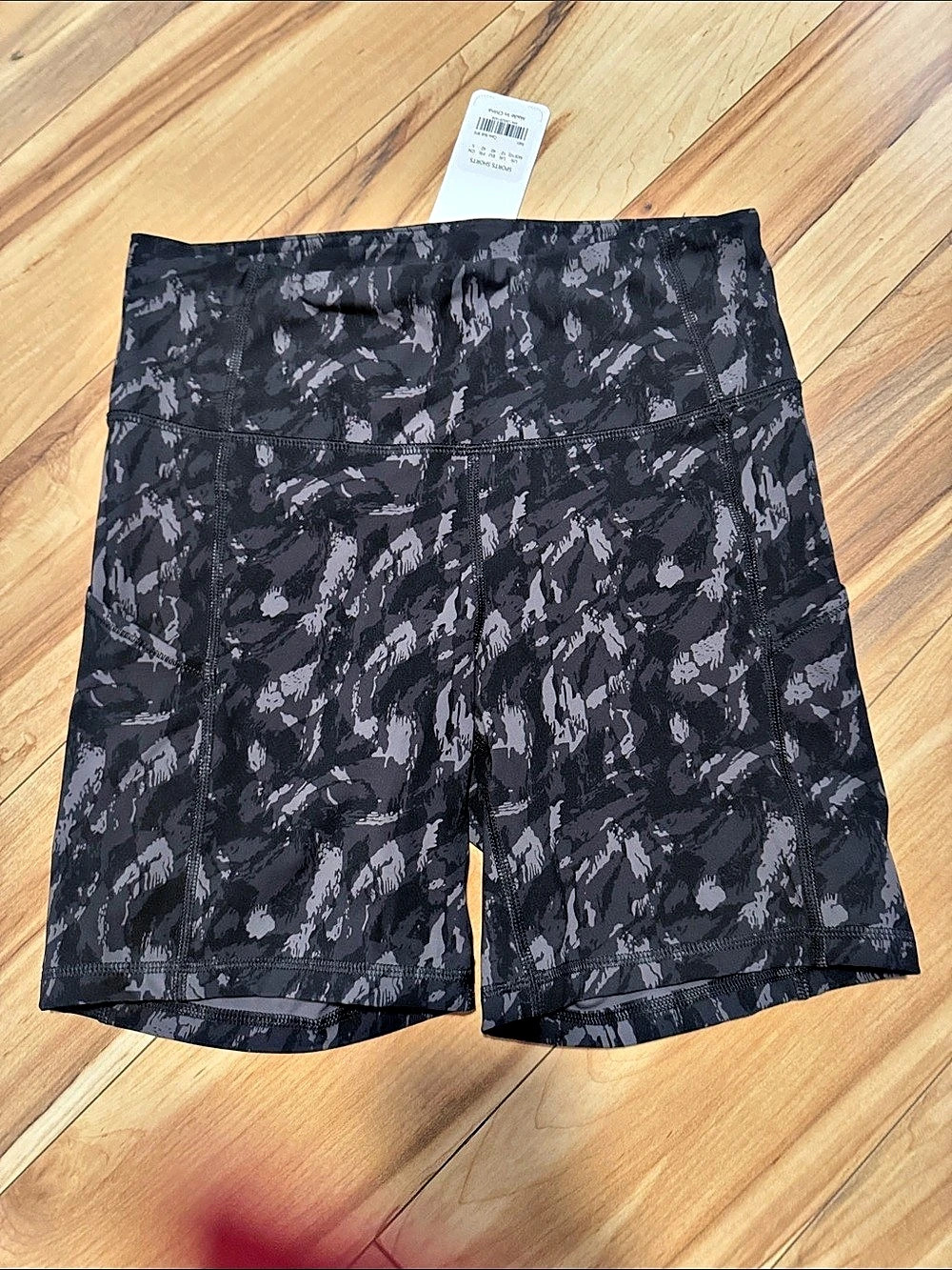 Women's Abstract Athletic Shorts in Black & Gray Like New with tag crz yoga M